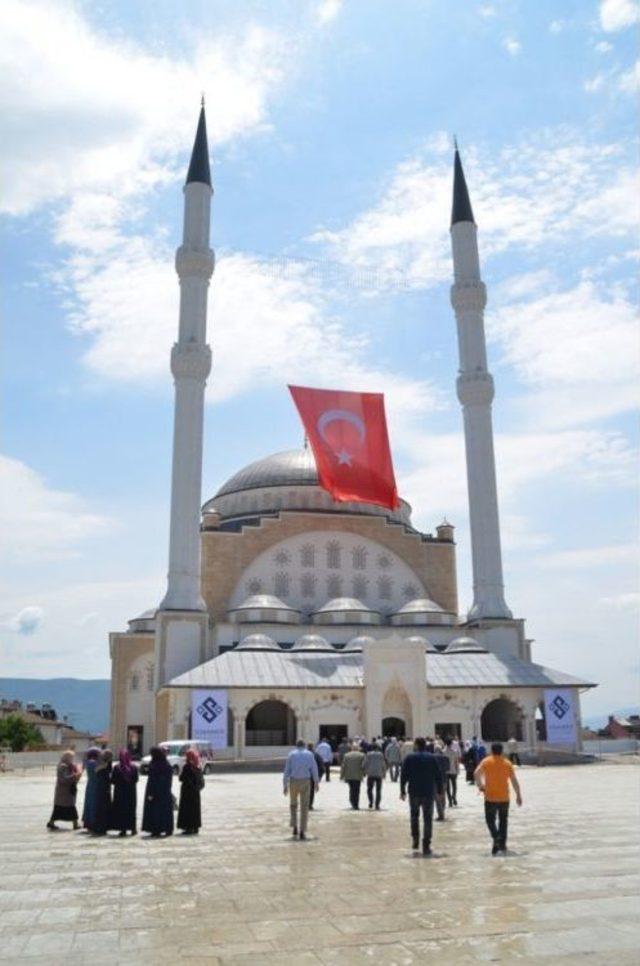 Safranbolu’nun En Büyük Camiisi İbadete Açıldı