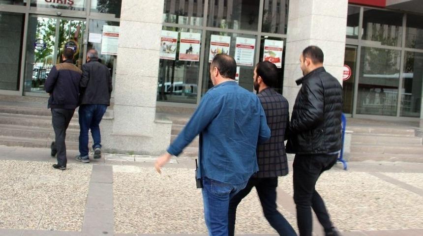 Silahlı Kavga Zanlısı Adliye Girişinde Kameralara &Ouml;p&uuml;c&uuml;k G&ouml;nderdi