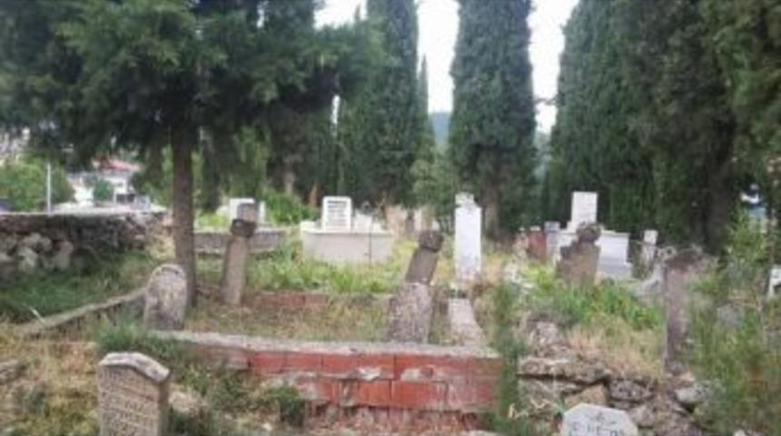 Gördes Mezarlıklarında Bayram Temizliği Başladı