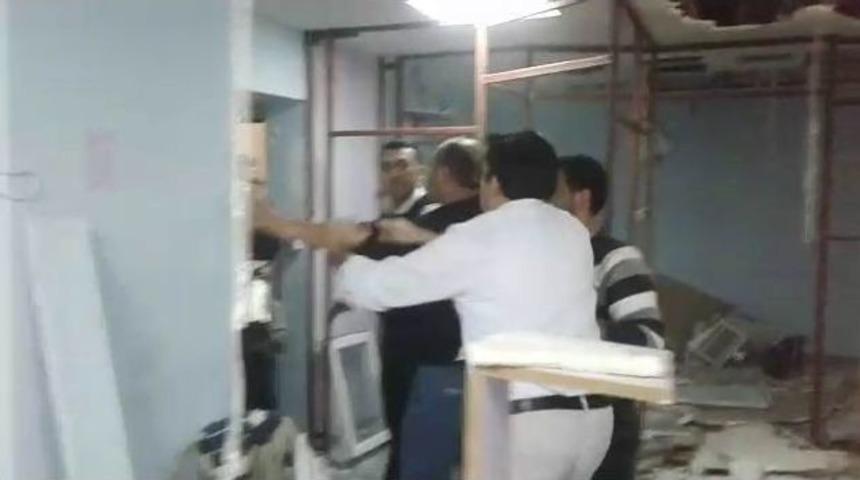 Hastane Odasını Kırıp Dökerek Cihazlarını Götürdüler