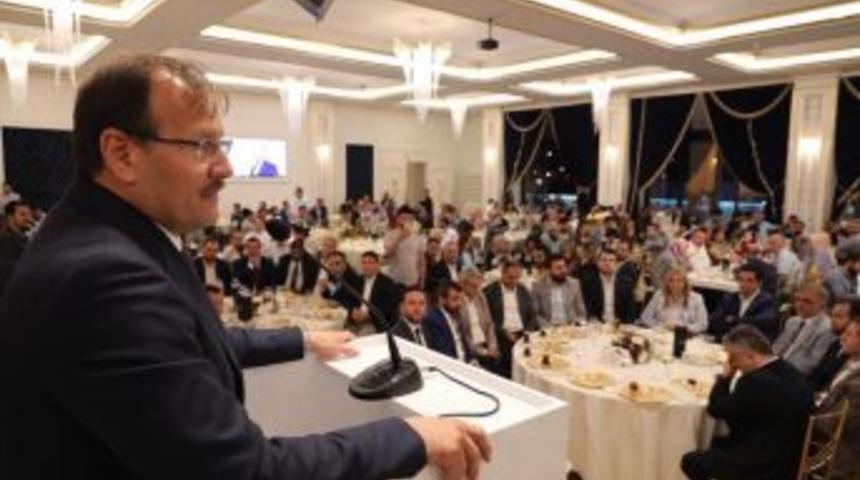 &Ccedil;avuşoğlu, Gen&ccedil;lik Kollarının İftarına Katıldı