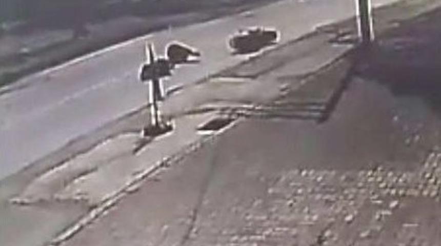 Motosiklet Sürücüsü Yayaya Çarptı: 2 Yaralı