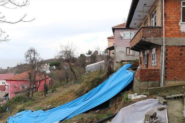 (özel Haber) İki Yıldır Önlenmeyen Heyelan, Mahalleli Gece Gündüz Korku Yaşatıyor