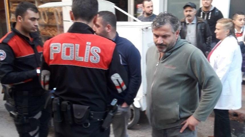 Bı&ccedil;akla Bir Kişiyi Yaraladı, Kendisini Telefonla Arayan Polislere Teslim Oldu