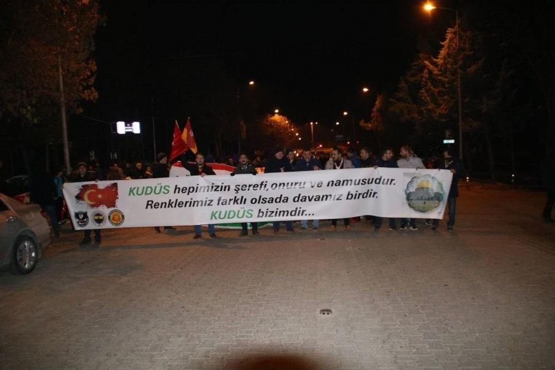 Gedizli Taraftarlar Trump&rsquo;un &rsquo;kud&uuml;s Kararını&rsquo; Protesto Etti