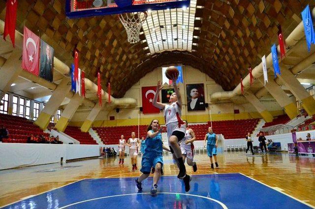 Adana’da U15 Kızlar Anadolu Bölgeler Final Karşılaşmaları Başladı