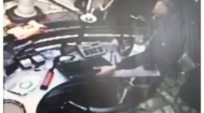 Ayakkabı D&uuml;kkanındaki Hırsızlık G&uuml;venlik Kamerasına Yansıdı