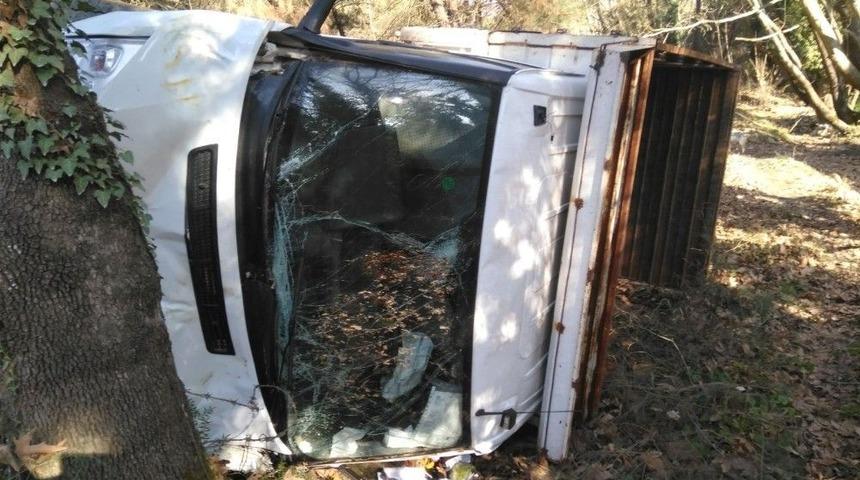 Kamyonet Şarampole U&ccedil;tu: 3 Yaralı