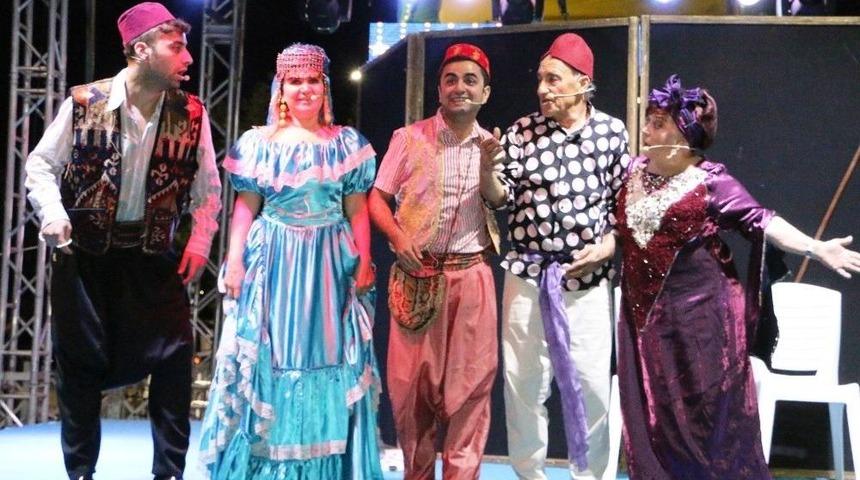 &Ouml;zden Tiyatrosu Şanlıurfalılarla Buluştu