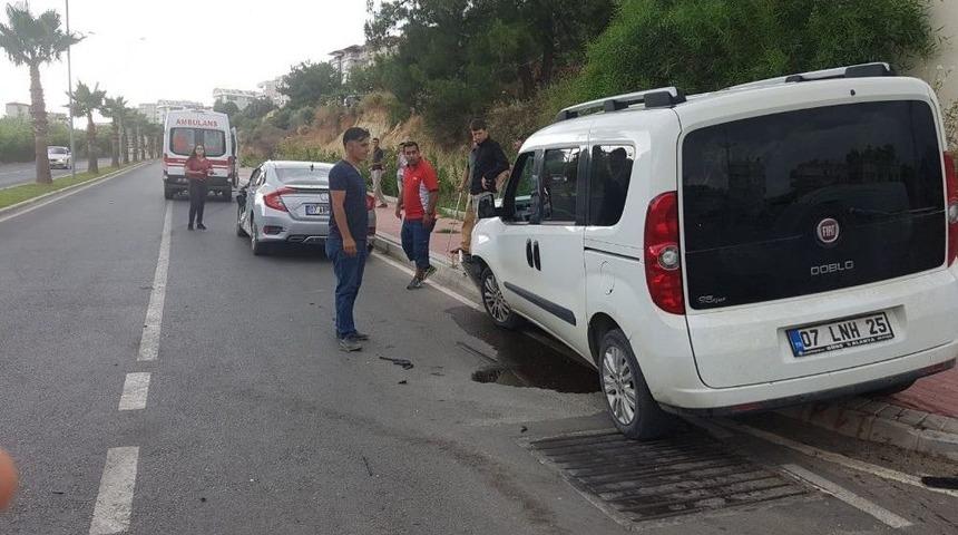 Antalya&rsquo;nın Manavgat İl&ccedil;esinde Trafik Kazası: 2 Yaralı