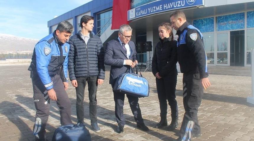 Emniyet M&uuml;d&uuml;rl&uuml;ğ&uuml; 80 &Ouml;ğrenciye Y&uuml;zme Kursu Verecek