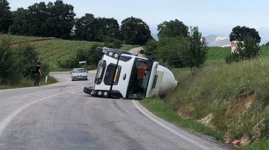 Seyir Halindeki Kamyon Devrildi, S&uuml;r&uuml;c&uuml;s&uuml; Yaralandı