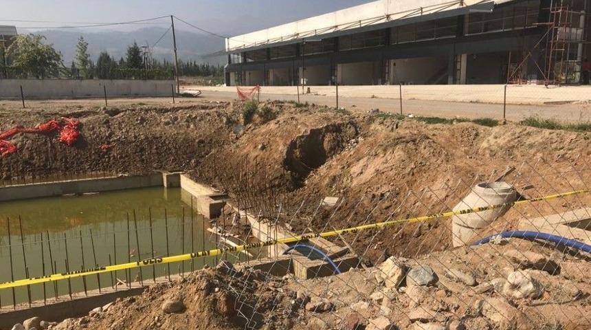 İnşaat Temelinde Biriken Suya D&uuml;şen &Ccedil;ocuk Yoğun Bakımda