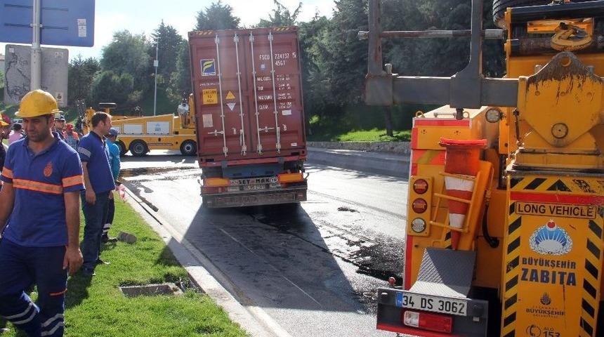 Altgeçide Takılarak Devrilen Tır Trafiği Felç Etti