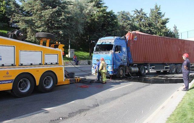 Altgeçide Takılarak Devrilen Tır Trafiği Felç Etti