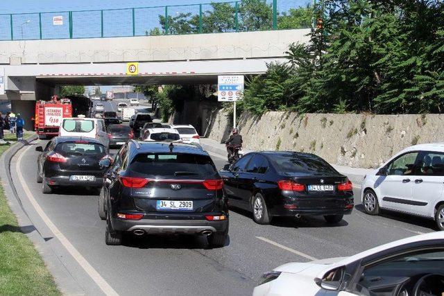 Altgeçide Takılarak Devrilen Tır Trafiği Felç Etti