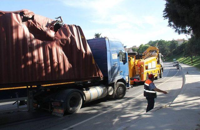 Altgeçide Takılarak Devrilen Tır Trafiği Felç Etti