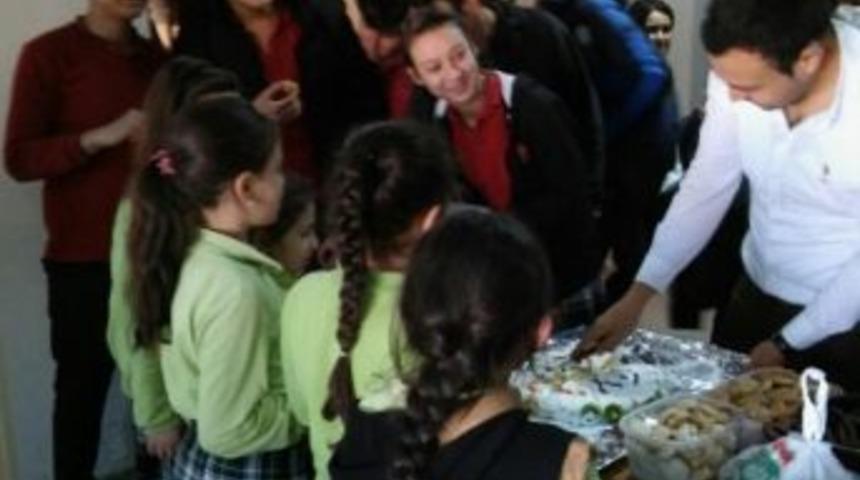 Miniklerden Lise &Ouml;ğrencilerine Yerli Malı İkramı