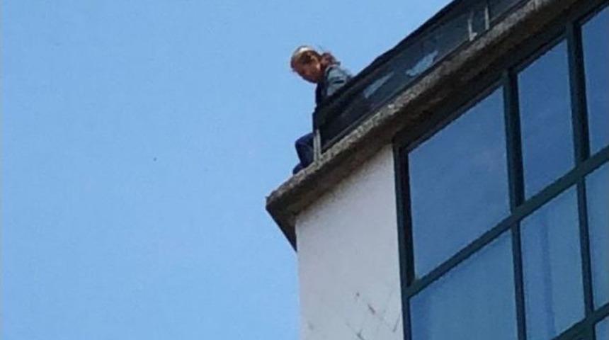 &Ccedil;atıya &Ccedil;ıkan Kadını Vatandaşlar İkna Etmeye &Ccedil;alıştı