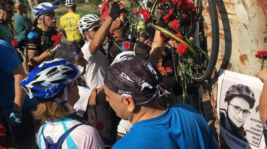 Bisikletli Gencin Kazada &Ouml;ld&uuml;ğ&uuml; Yere Karanfil Bıraktılar