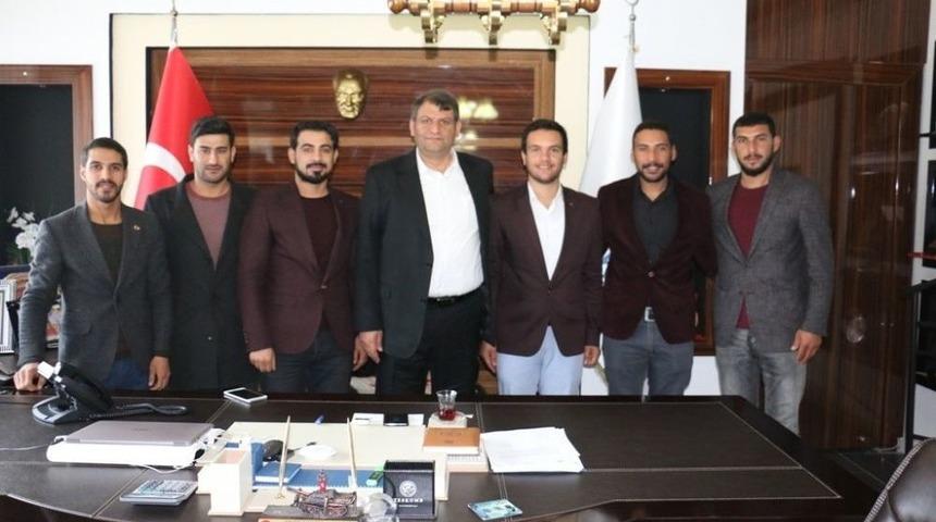 Ak Partili Gen&ccedil;ler Başkan Ayhan&rsquo;ın Yanında