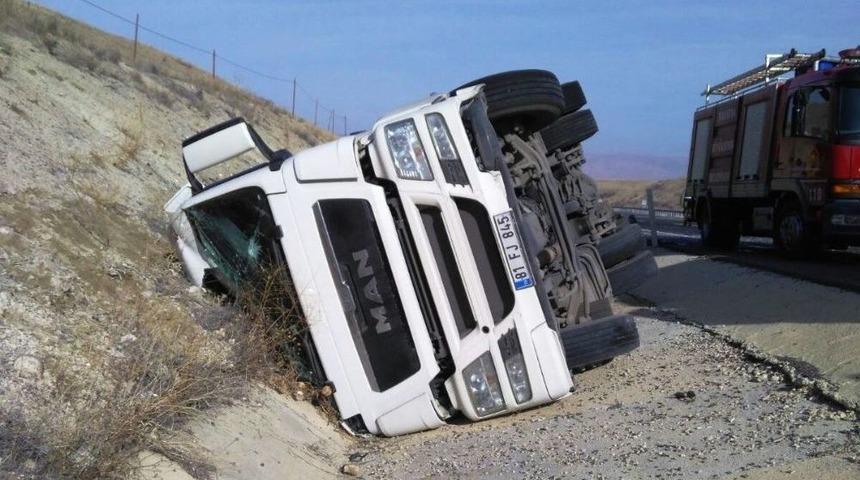 Tır Devrildi: 1 Yaralı