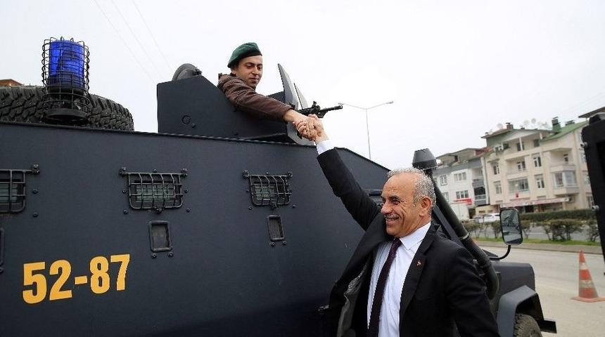 Başkan Tekintaş&rsquo;tan G&ouml;rev Başındaki Polislere Kutlama