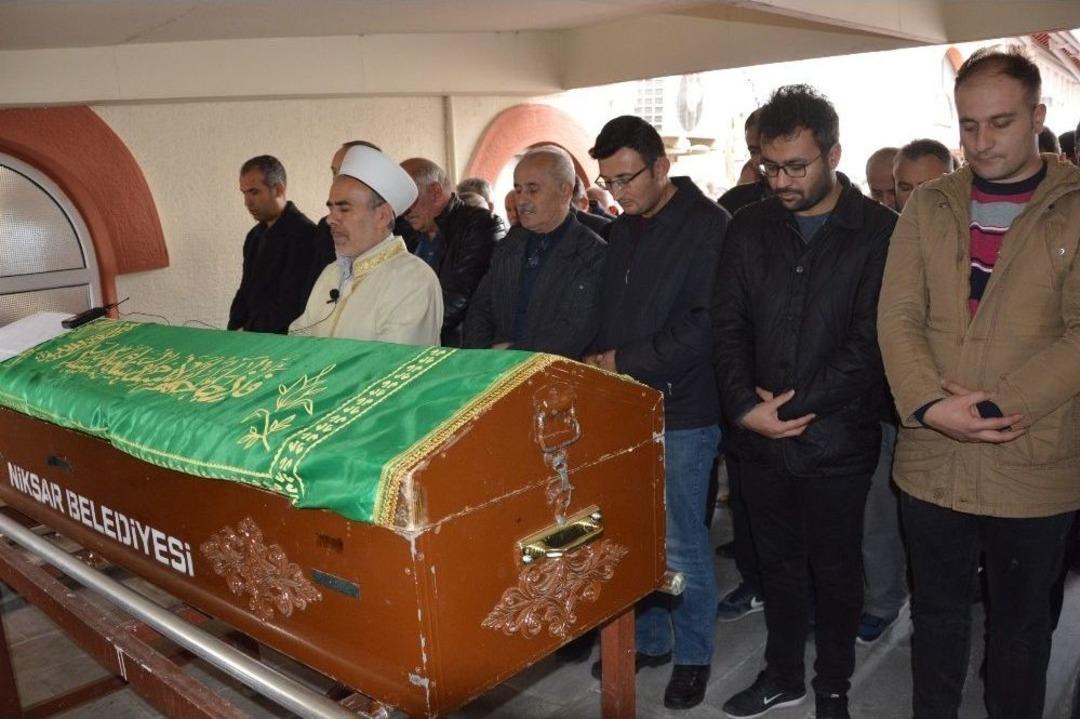 Eşini &Ouml;ld&uuml;r&uuml;p İntihar Eden Polis Memuru Toprağa Verildi