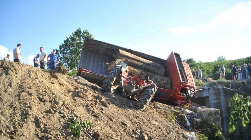 Freni Patlayan Kamyonet Dehşet Sa&ccedil;tı: 2 &Ouml;l&uuml;, 3 Yaralı