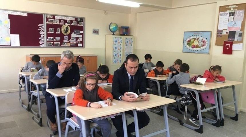 Balya&rsquo;da Kaymakam Topuz &Ouml;ğrencilerle Birlikte Kitap Okudu