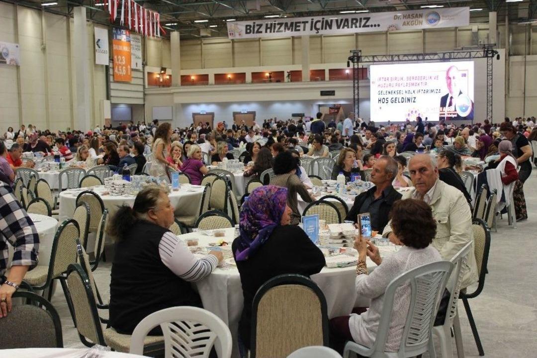 12 Bin Vatandaş Oru&ccedil;larını T&uuml;yap&rsquo;ta Kurulan Sofralarda A&ccedil;tı