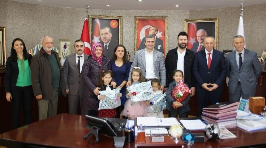 Başkan Yemenici &Ouml;ğrencilere &Ouml;d&uuml;l Verdi