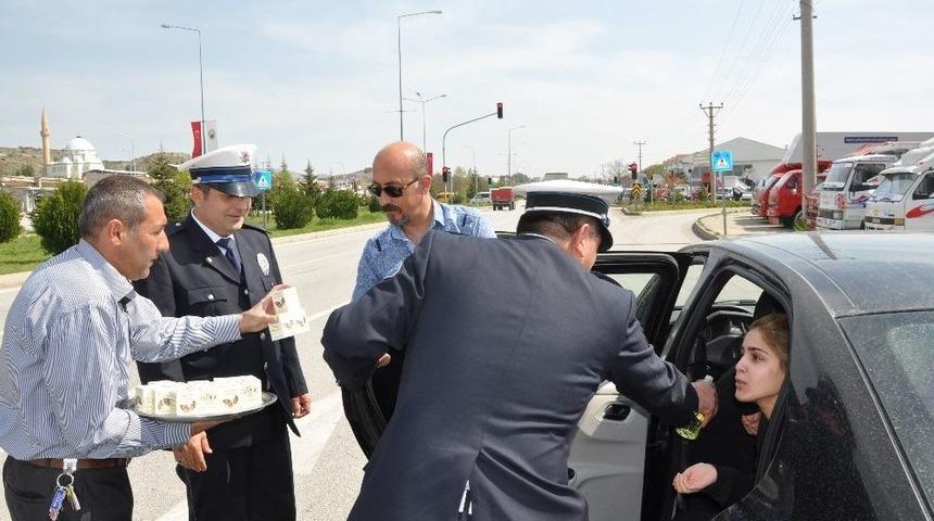 Polisten S&uuml;r&uuml;c&uuml;lere Ceza Yerine Leblebi Ve &Ccedil;ikolata