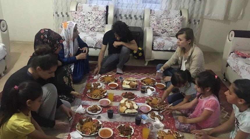 Tuşba Kaymakam U&ccedil;ar, Erkuş Ailesinin Evinde İftar Yaptı