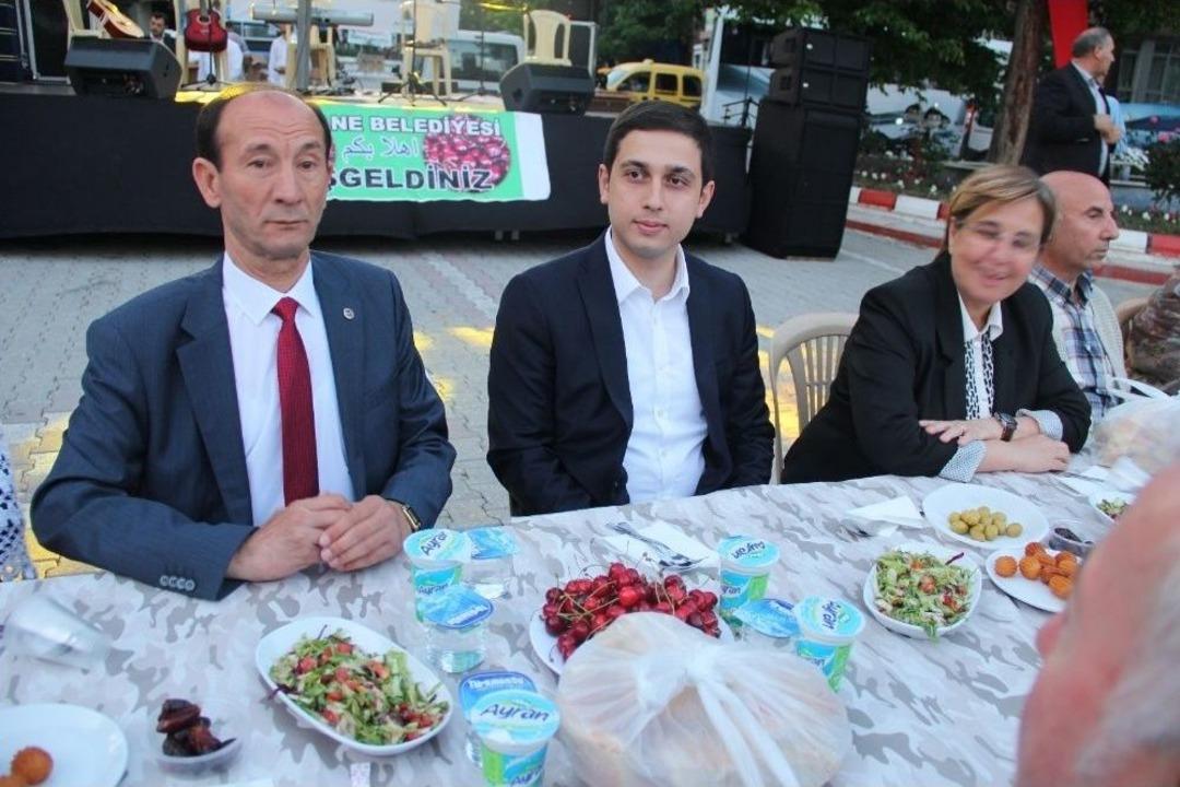 Şaphane Ve Konak Belediyesi&rsquo;nden &rsquo;dayanışma Ve Bereket Sofrası&rsquo;