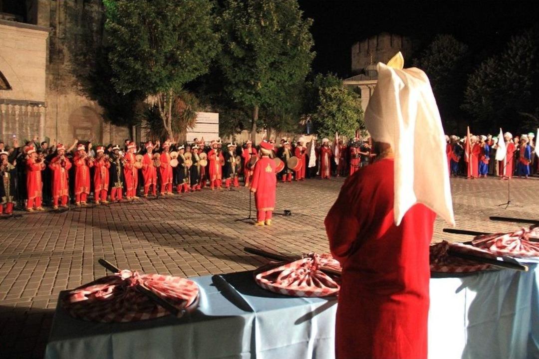 Sultanahmet Meydanında &lsquo;baklava Alayı&rsquo; Heyecanı