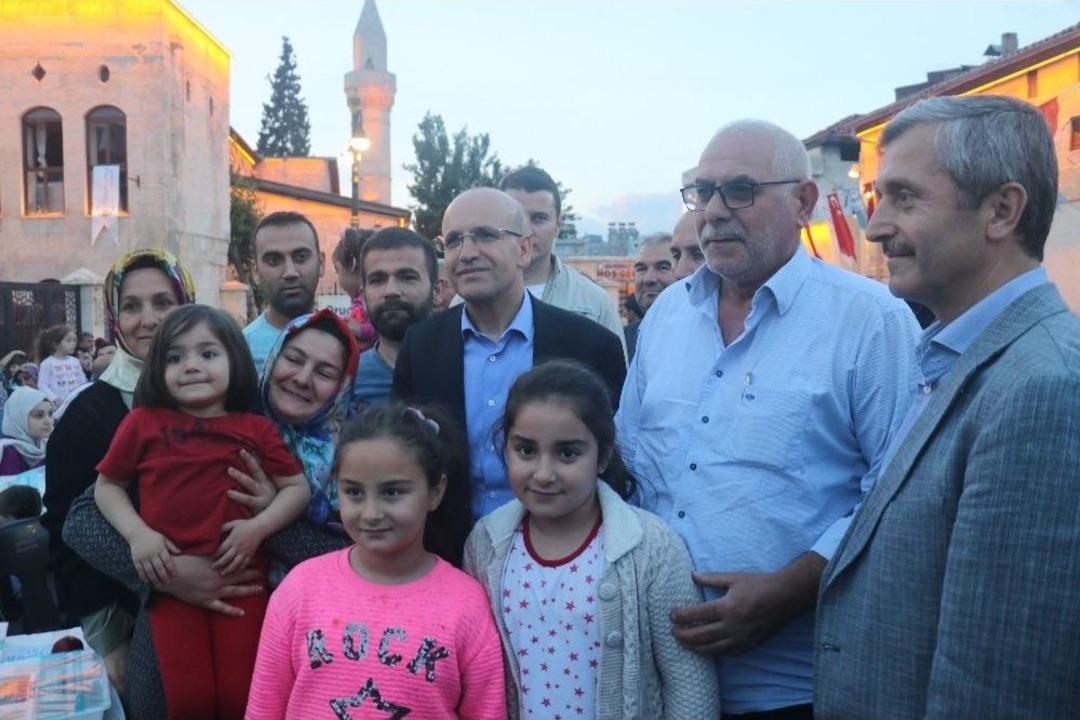 Bakan Mehmet Şimşek, Vatandaşlarla Beraber İftar Yapıp, Se&ccedil;im B&uuml;rosu A&ccedil;ılışına Katıldı