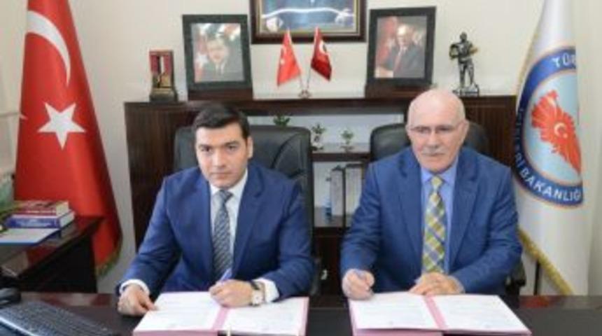 Sivaslı Esnaflardan Uşak &Uuml;niversitesi&rsquo;ne Burs Desteği