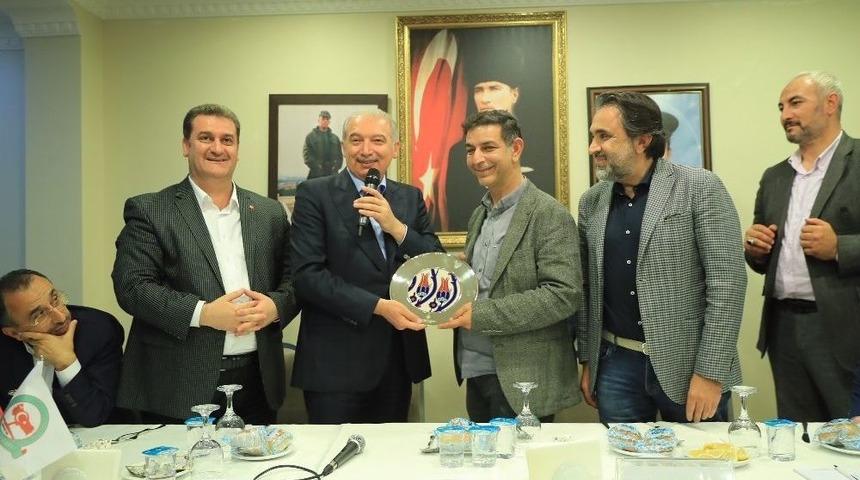 İbb Başkanı Uysal, Vatandaşlarla Sahurda Bir Araya Geldi