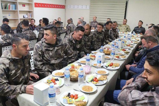 Vali Elban, Özel Harekat Polisleri İle Sahur Yaptı