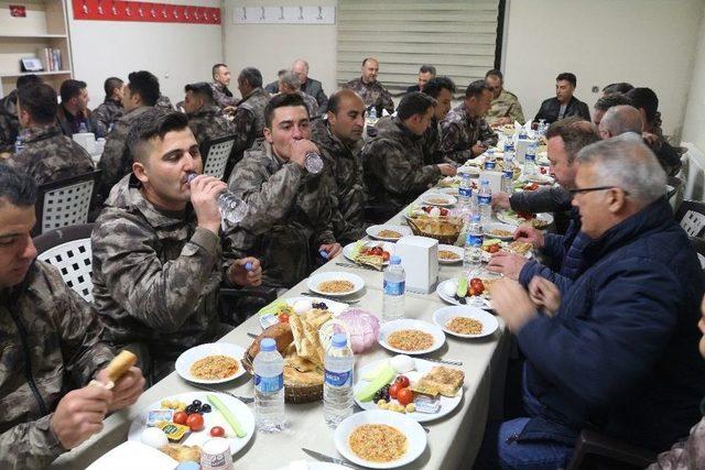 Vali Elban, Özel Harekat Polisleri İle Sahur Yaptı