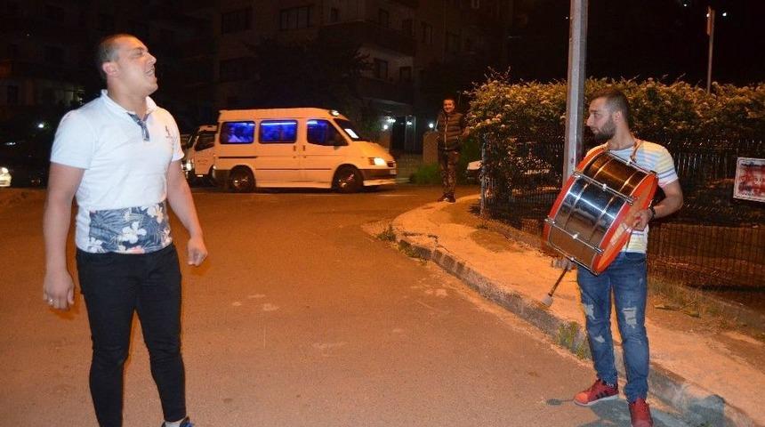 Sesini Duyan Balkona Çıkıyor