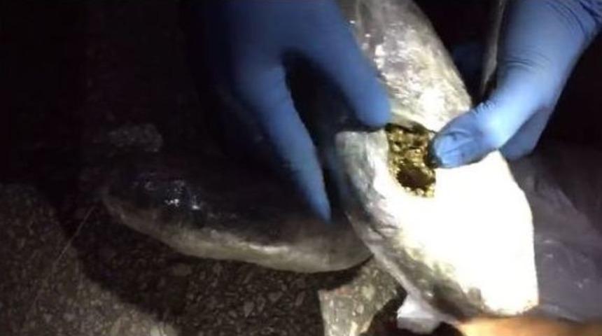 Otob&uuml;steki Yolcunun &Ccedil;antasından 4 Kilo Esrar &Ccedil;ıktı