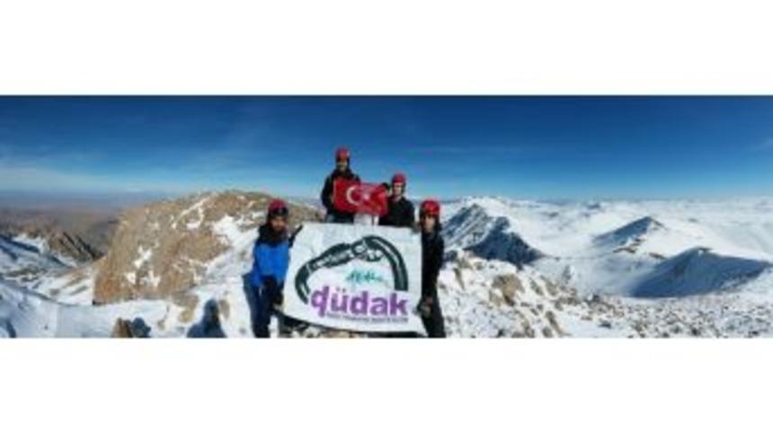 D&uuml;zce &Uuml;niversitesi Dağcılık Kul&uuml;b&uuml; &Ouml;ğrencileri Tırmanışta