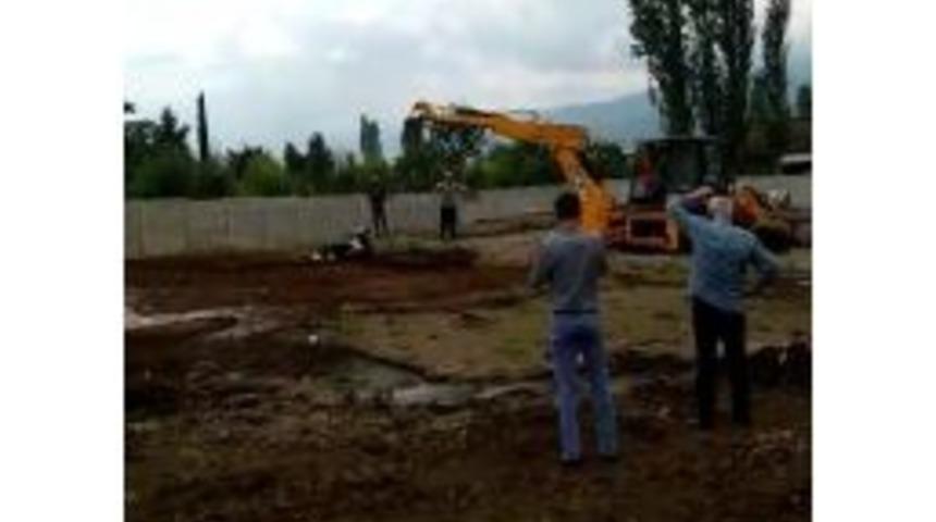 &Ccedil;amura G&ouml;m&uuml;len İnek, İş Makinesiyle Kurtarıldı