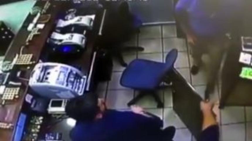 (&ouml;zel) Bor&ccedil; Aldığı D&ouml;viz B&uuml;rosunu Soymaya Kalkan Şahıs Faka Bastı