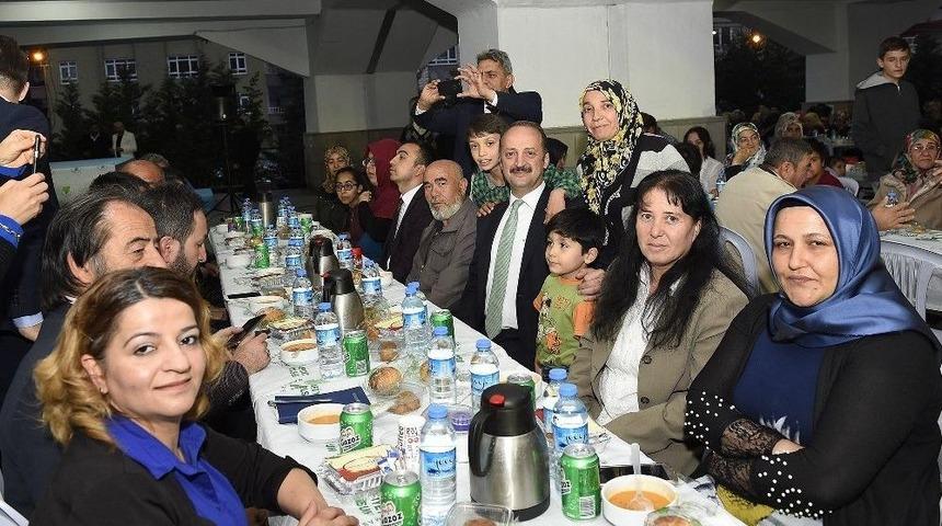 Mamak&rsquo;ta 7 Mahalle İ&ccedil;in İki Ayrı İftar Sofrası Kuruldu