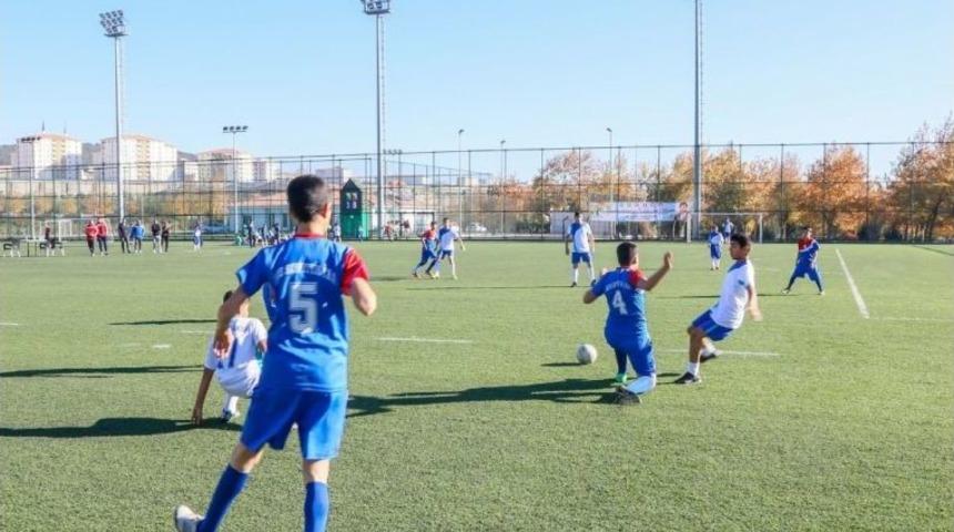 Yıldız Kramponlar Kurtuluş Kupası&rsquo;nda Buluştu