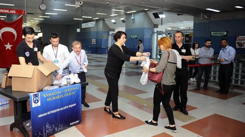Ankara B&uuml;y&uuml;kşehirden Metro Ve Ankaray&rsquo;da Vatandaşlara İftariyelik