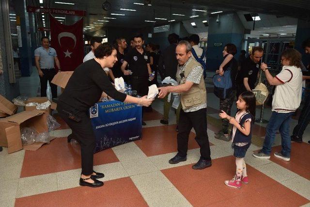 Ankara Büyükşehirden Metro Ve Ankaray’da Vatandaşlara İftariyelik